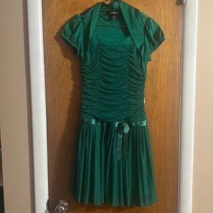 Girls size 16 emerald green semi formal dress. Smoke free home. Great condition